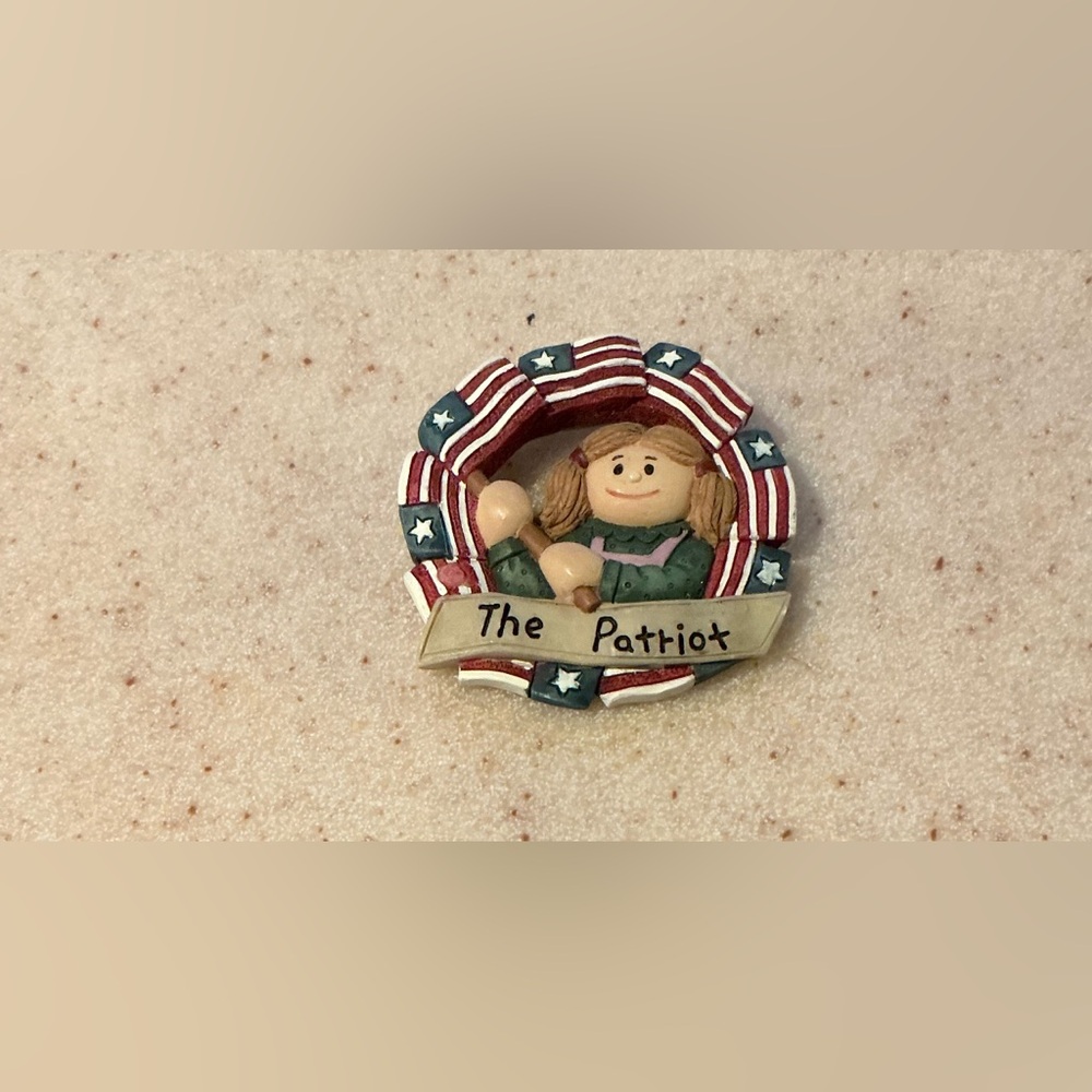Patriotic Wreath Figurine